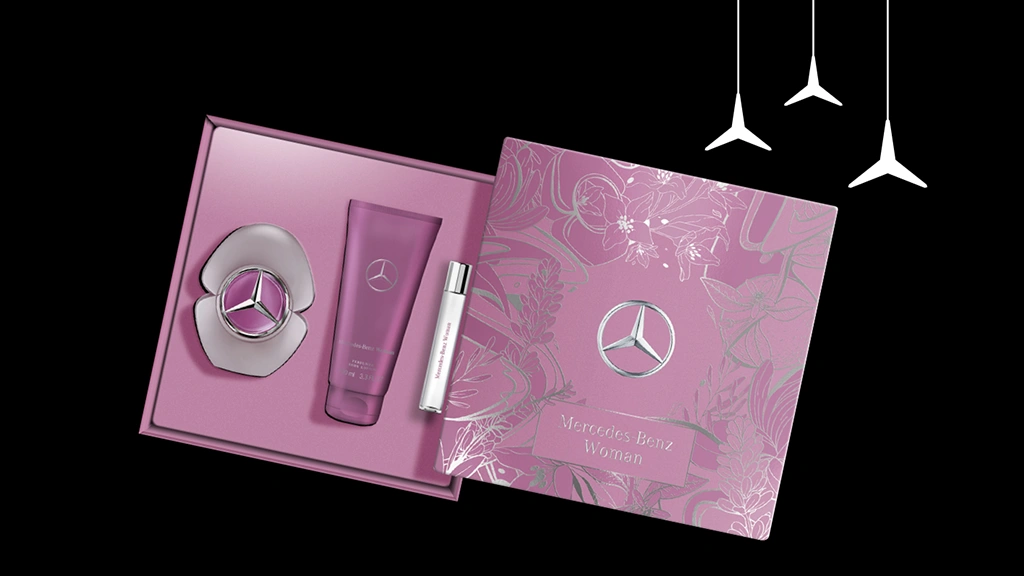 Naisten EdP lahjapakkaus. Pakkaus sisältää 90ml tuoksun, 10 ml matkasuihkeen sekä 100 ml vartalovoiteen.