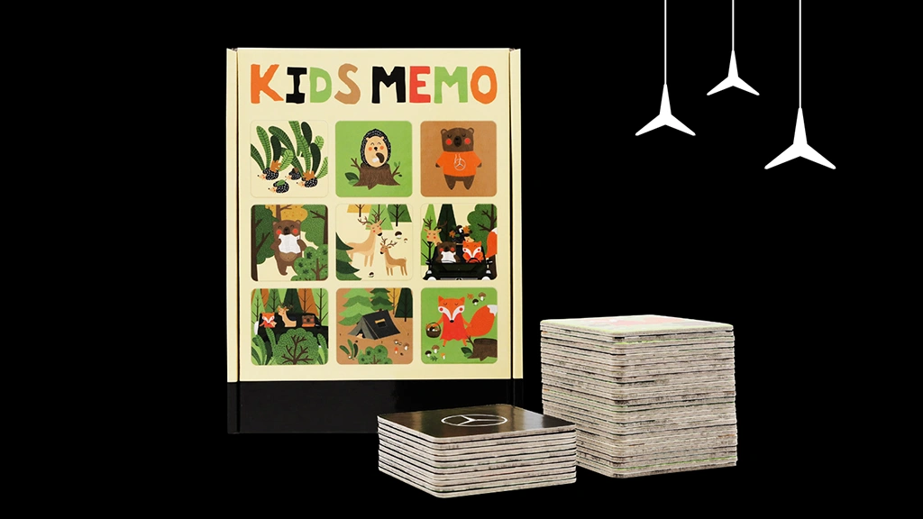 Mercedes-Benz Collection -muistipelissä on 36 pahvista valmistettua värikästä ja suurta korttia.