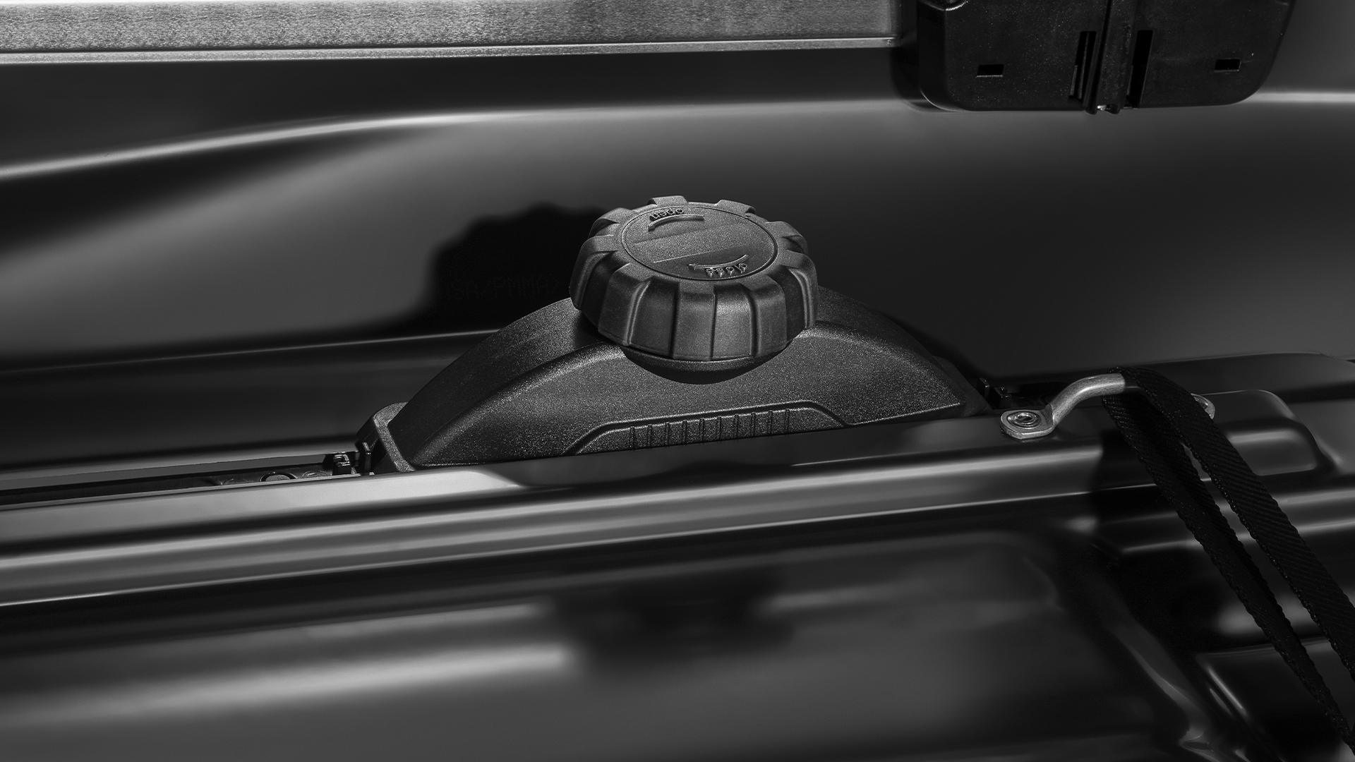 Mercedes-Benz-suksiboksissa on pikalukitus kattotelineisiin.