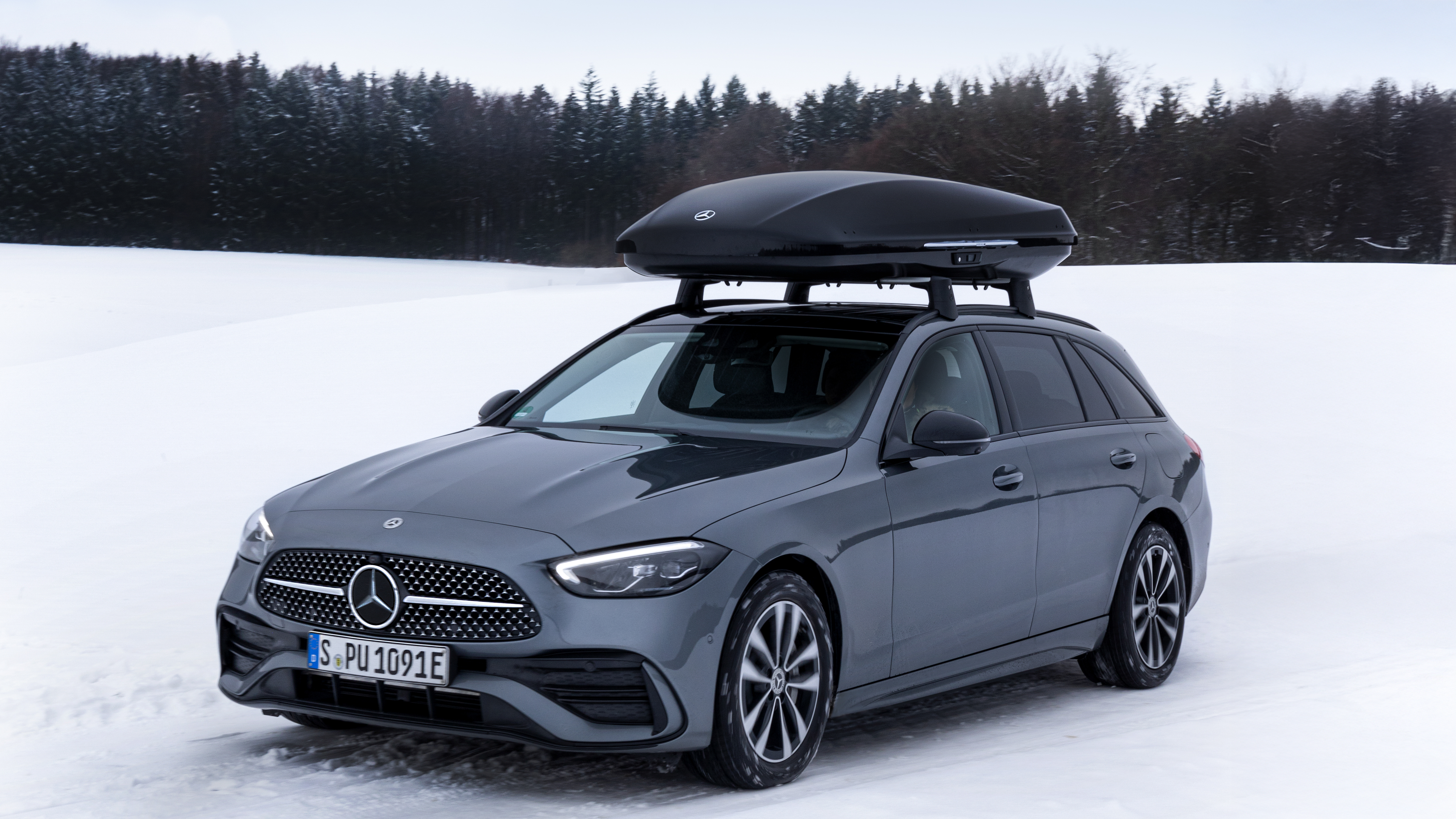 Mercedes-Benz 590 litran suksiboksi C-sarjan farmarin katolla talvisessa maisemassa.