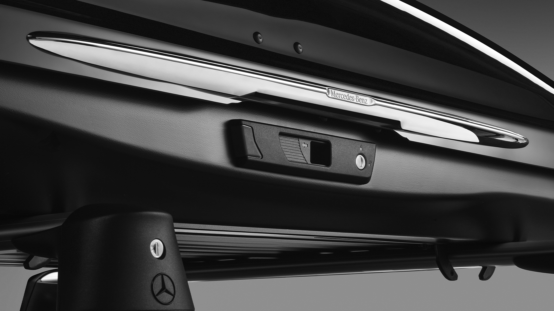 Mercedes-Benz-suksiboksi molemminpuoleisella lukituksella ja avauksella.