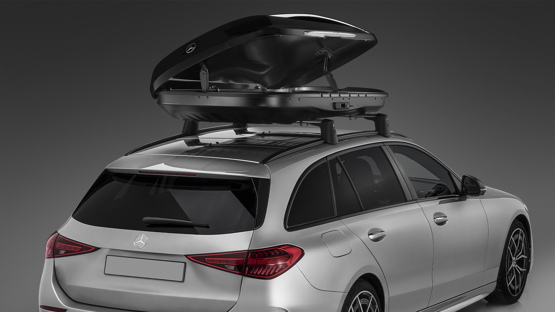 Mercedes-kattoboksi oikealta avattuna C-sarjan katolla (takaa).