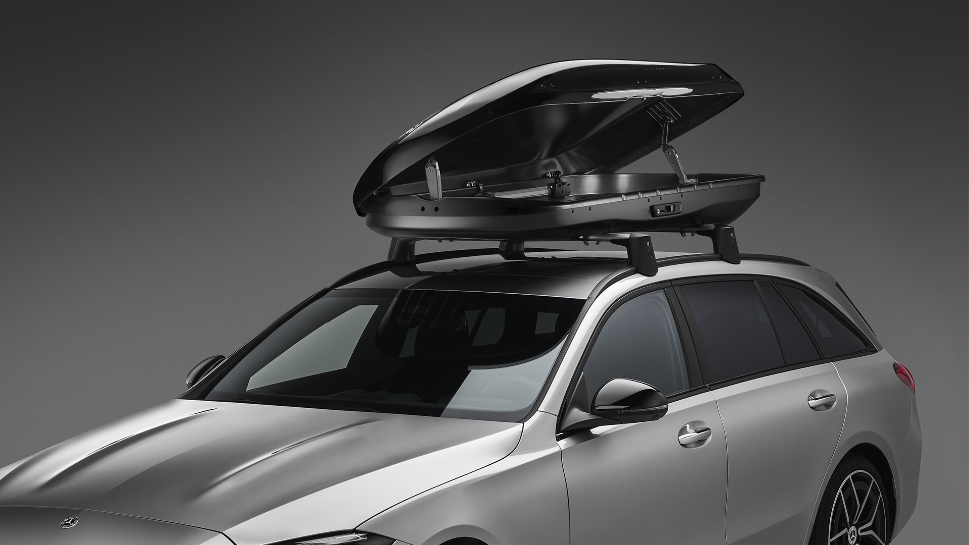 Mercedes-suksiboksi C-sarjan farmarimallin katolla vasemmalta avattuna.