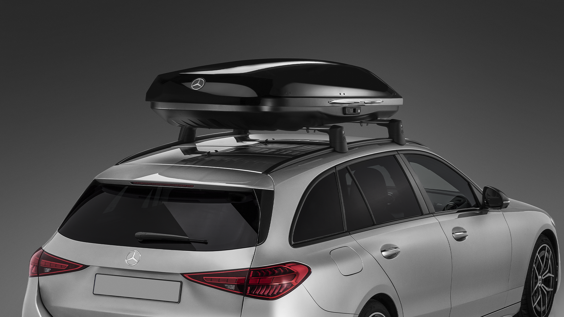 Mercedes-kattoboksi suljettuna C-sarjan farmarimallin katolla suljettuna (takaa).