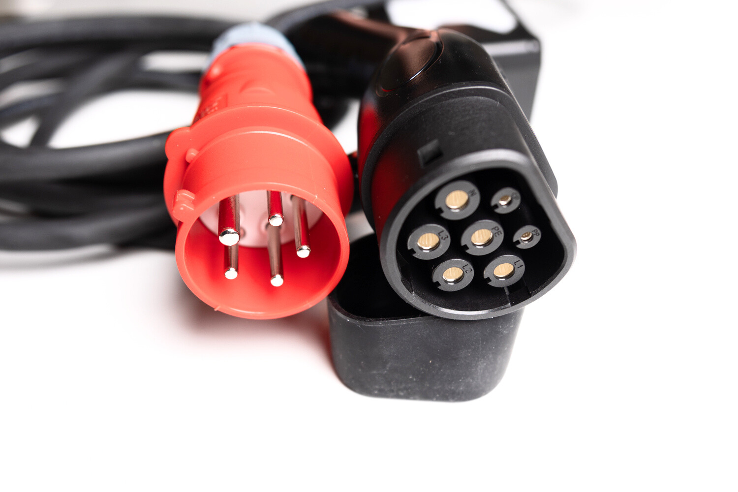 eLOAD Model T:n pistokkeet; Type 2 autoon sekä 3x16A voimavirtapistokkeeseen.