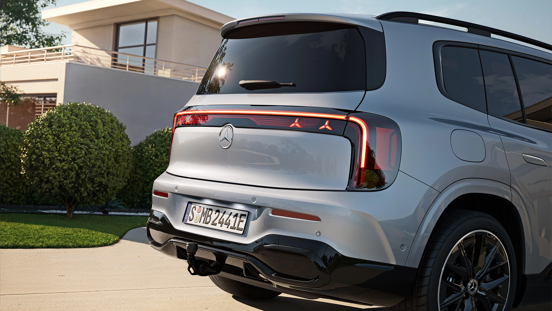 Uusi Mercedes-Benz GLB sähköauto takaviistosta kuvattuna