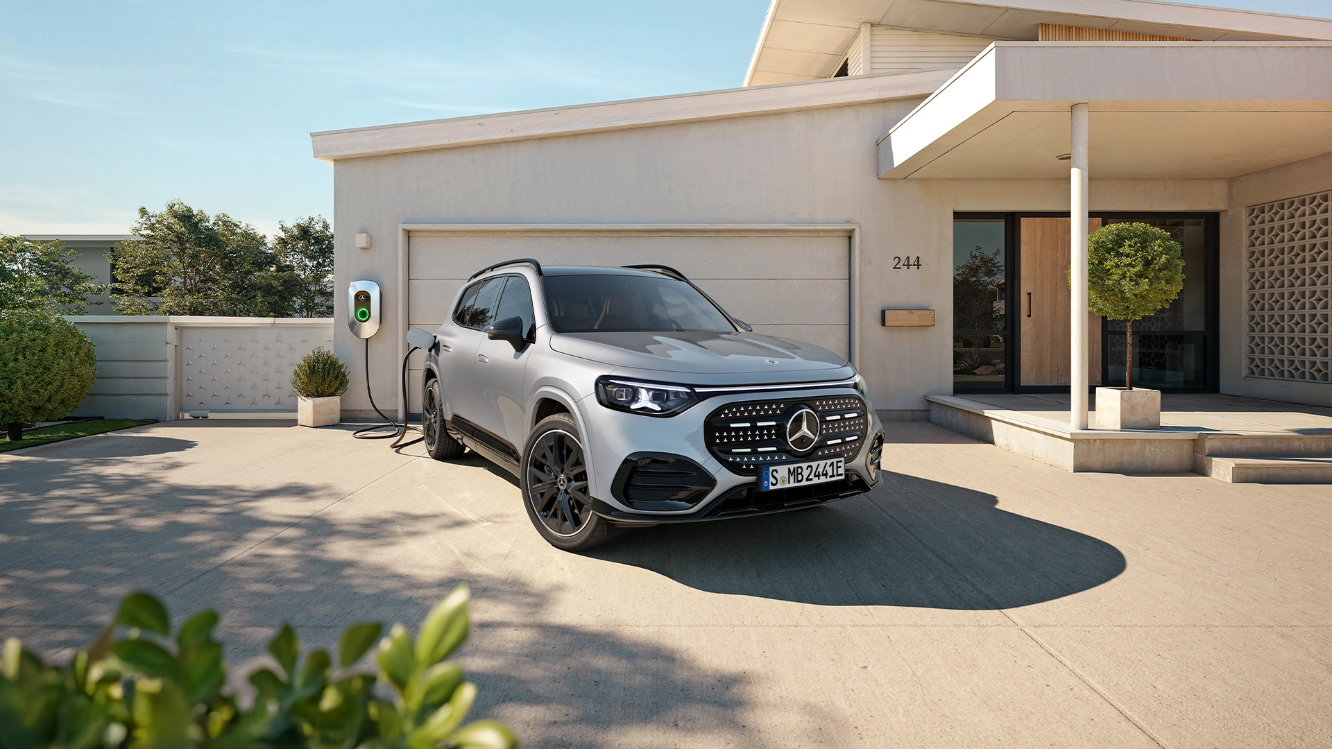 Uusi Mercedes-Benz GLB sähköauto etuviistosta kuvattuna