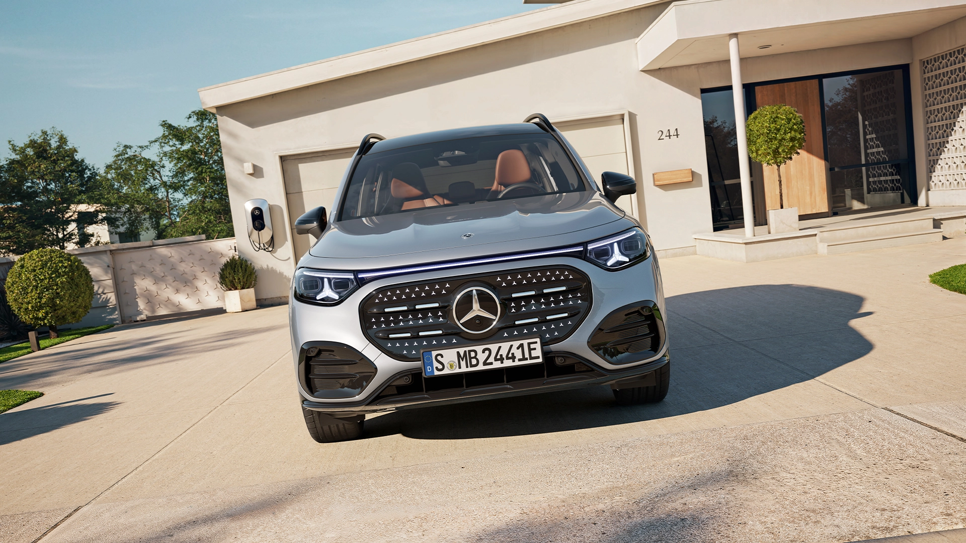 Uusi Mercedes-Benz GLB sähköauto keulasta kuvattuna