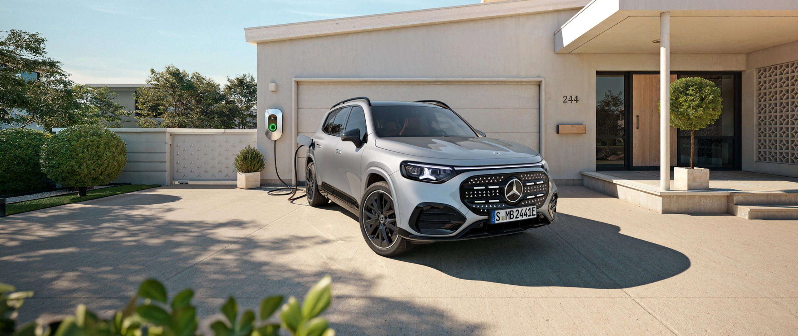 Uusi Mercedes-Benz GLB sähköauto etuviistosta kuvattuna