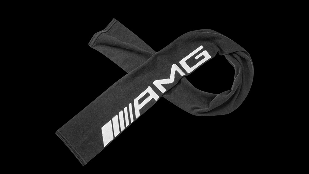 Tyylikäs musta neulottu AMG-kaulahuivi valkoisella AMG-logolla.