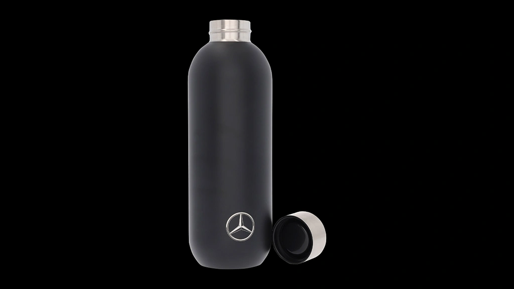 Ruostumattomasta teräksestä valmistettu musta termosjuomapullo kaiverretulla Mercedes-tähdellä pitää kuumat juomat lämpiminä jopa 12 tuntia ja kylmät viileinä jopa 24 tuntia.