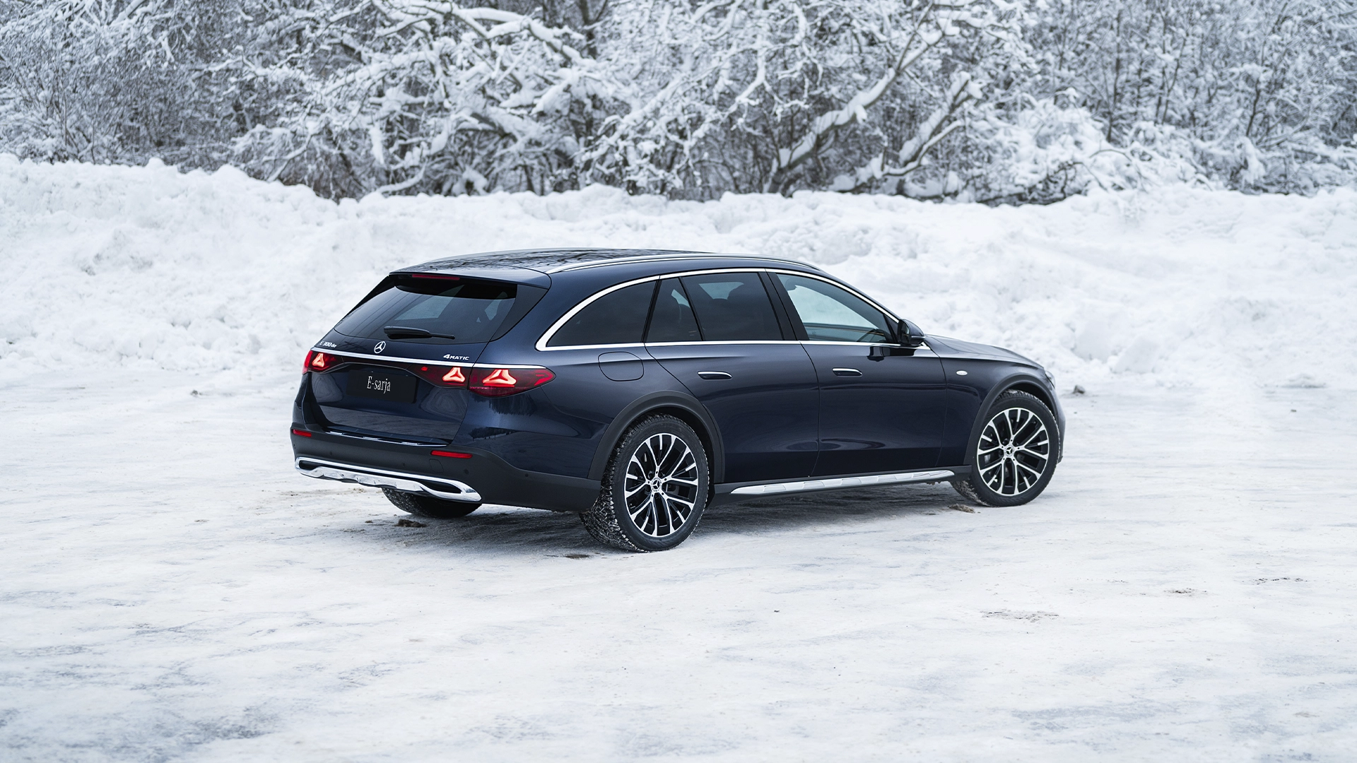 E-sarja All Terrain takaviistosta talvimaisemassa