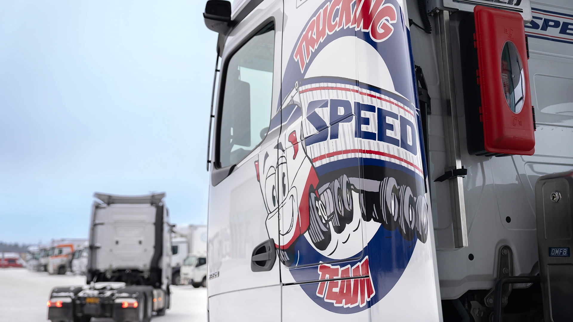 Speed-logo ja taustalla Actros L