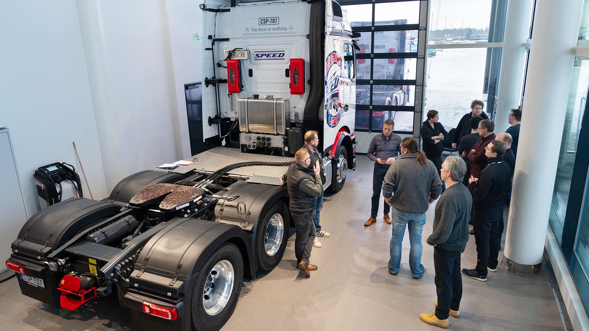 Actros L:n luovutus asiakkaalle