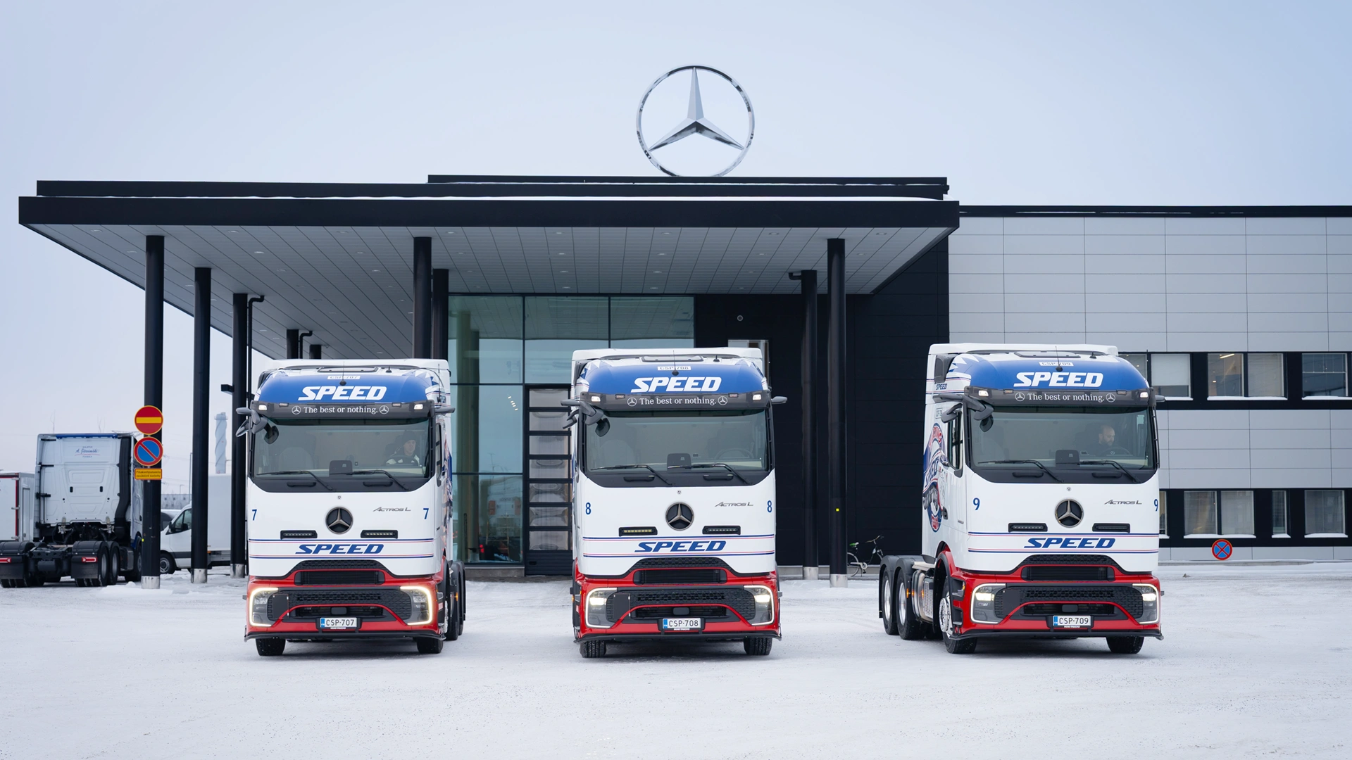 Kolme Actros L -kuorma-autoa Veho Vehkalan edessä