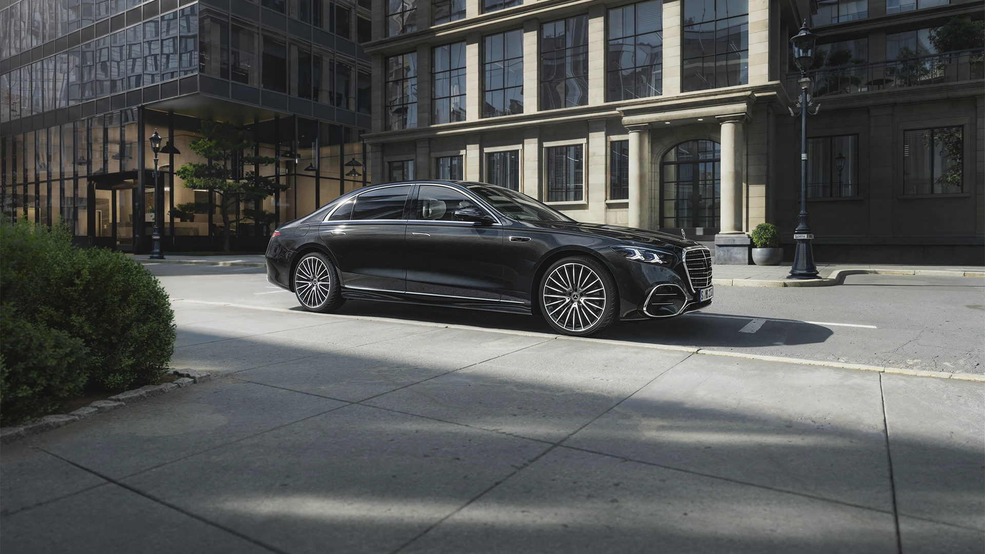 Mercedes-Benz S-sarja kaupunkimaisemassa