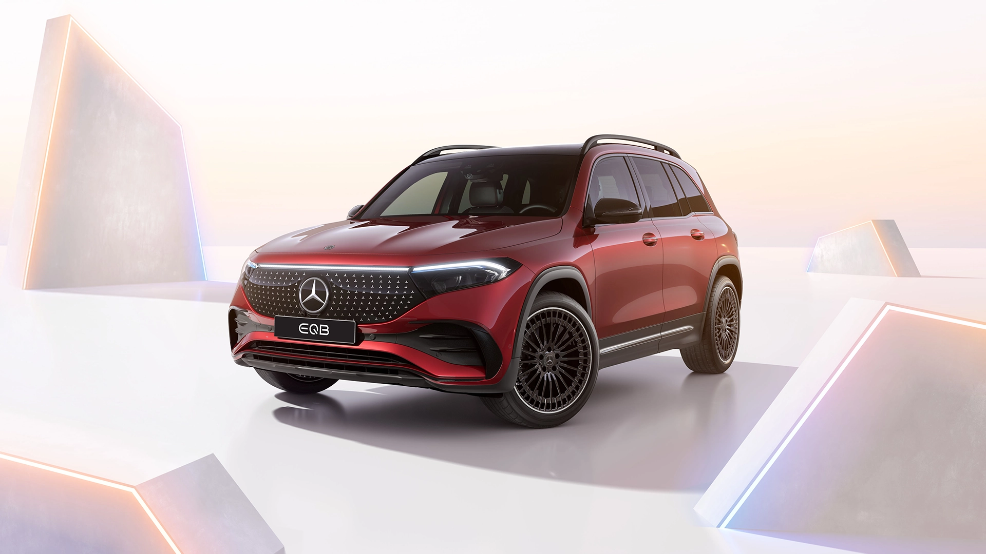 Punainen Mercedes-Benz EQB.