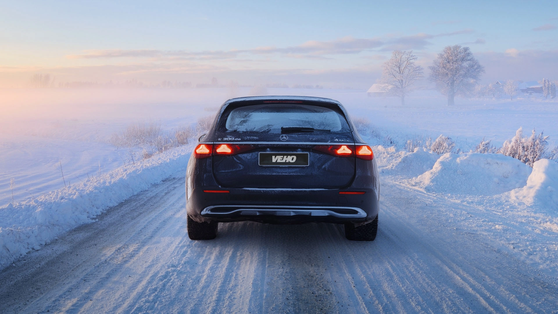 Mercedes-Benz E-sarjan farmari talvisella tiellä.