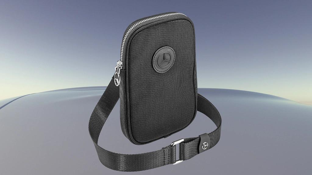 Musta Mercedes-Benz-puhelinpussi, jossa puhelimen lisäksi tilaa kolmelle kortille sekä seurantatägille. Olkahihnan enimmäispituus n. 160 cm.