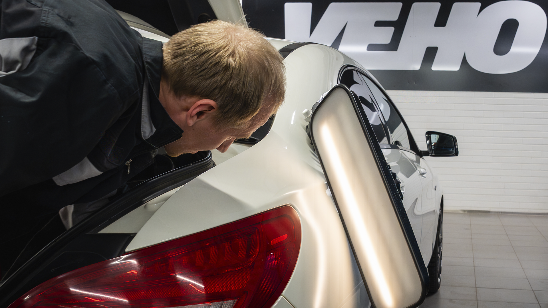 PDR-korjaus suoritetaan pääsääntöisesti pintapellin takapuolelta erinäisin koukuin.