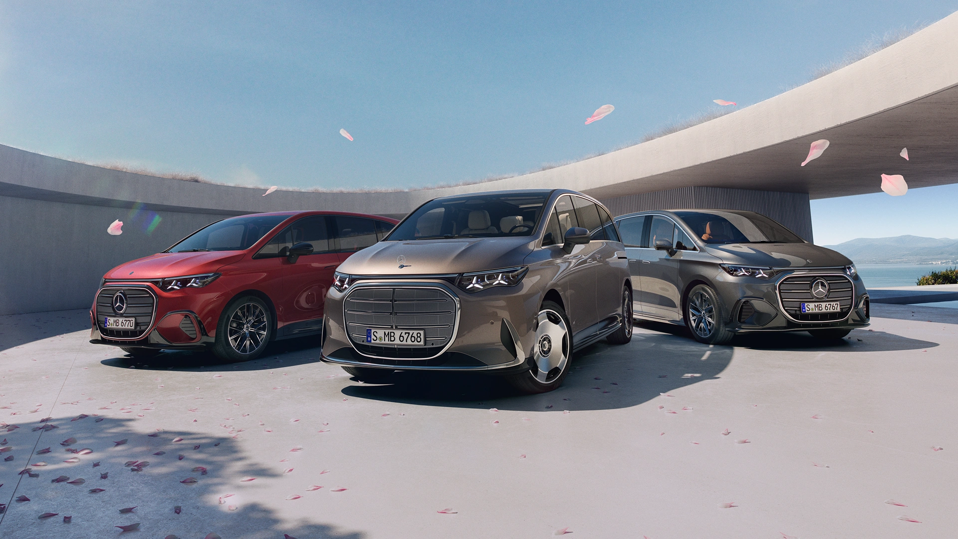 Kolme Mercedes-Benz VLE -mallia betonirakennelman edessä