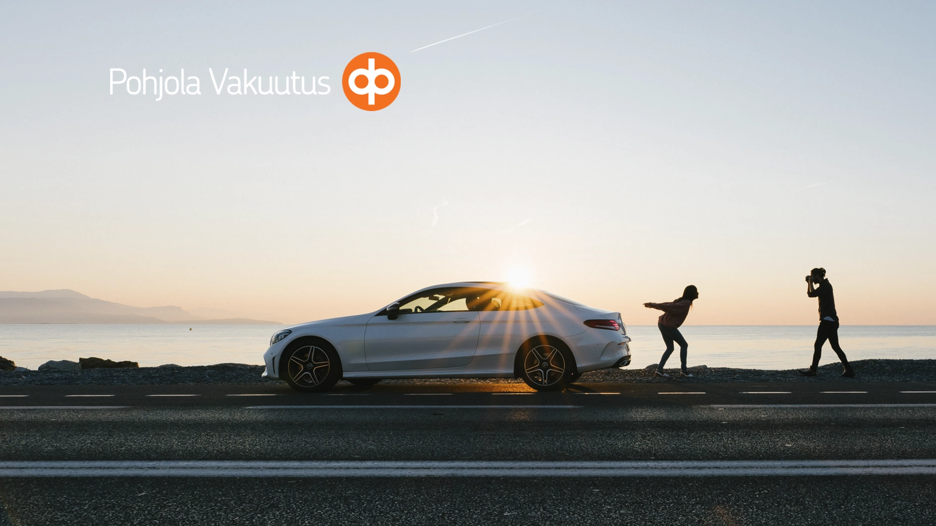 Auringonlasku ja auto