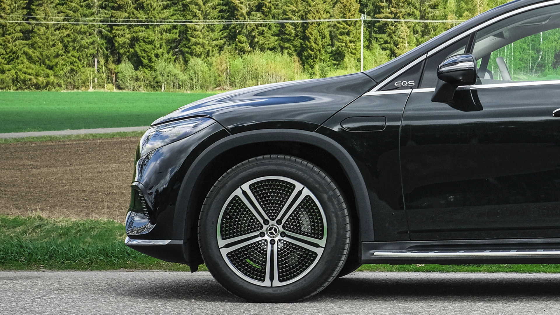 Musta Mercedes-Benz auton keula