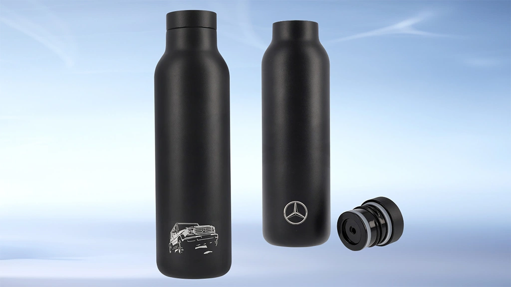 Musta ruostumattomasta teräksestä valmistettu Mercedes-Benz-juomapullo G-sarjan kuvituksella.