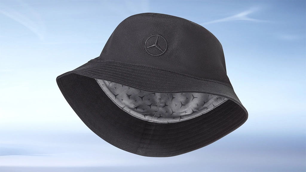 Musta Mercedes-Benz-tähden brodeerauksella varustettu bucket-hattu.