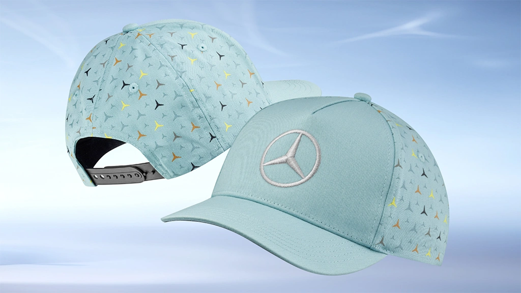 Lasten turkoosi Mercedes-Benz-lippis heijastavilla yksityiskohdilla.
