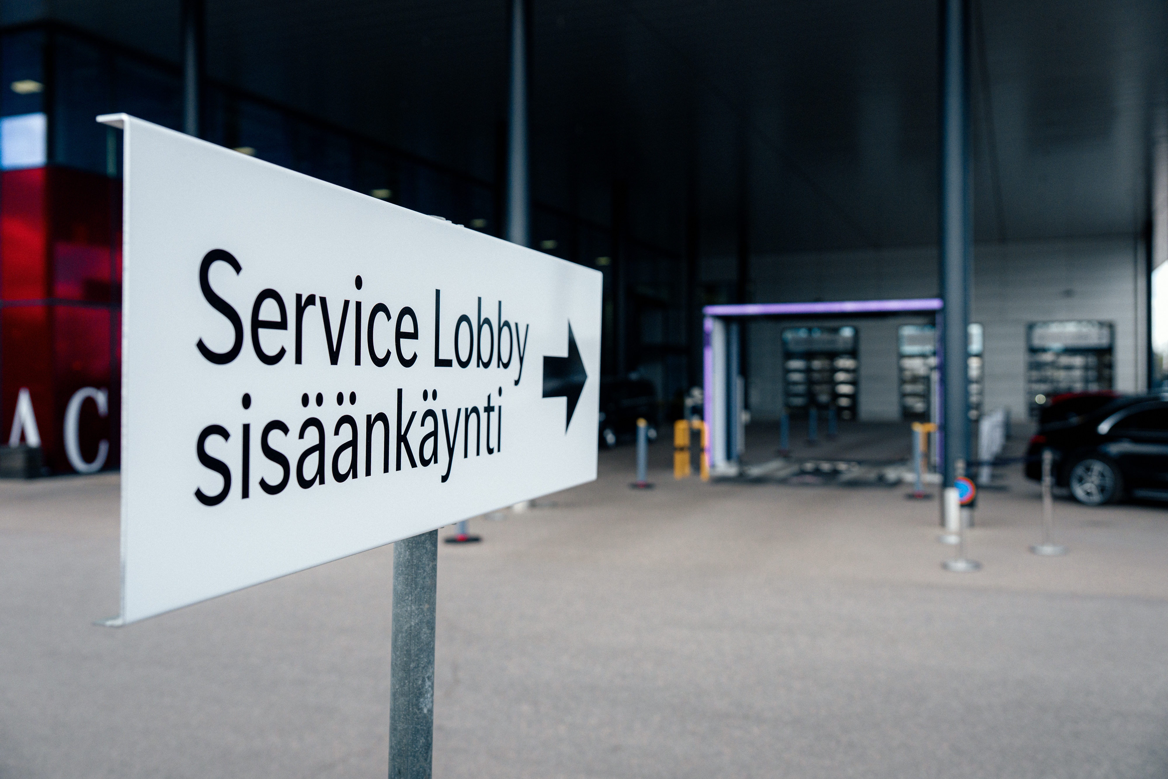 Veho Airportin opastus kohti ajoneuvoskanneria.