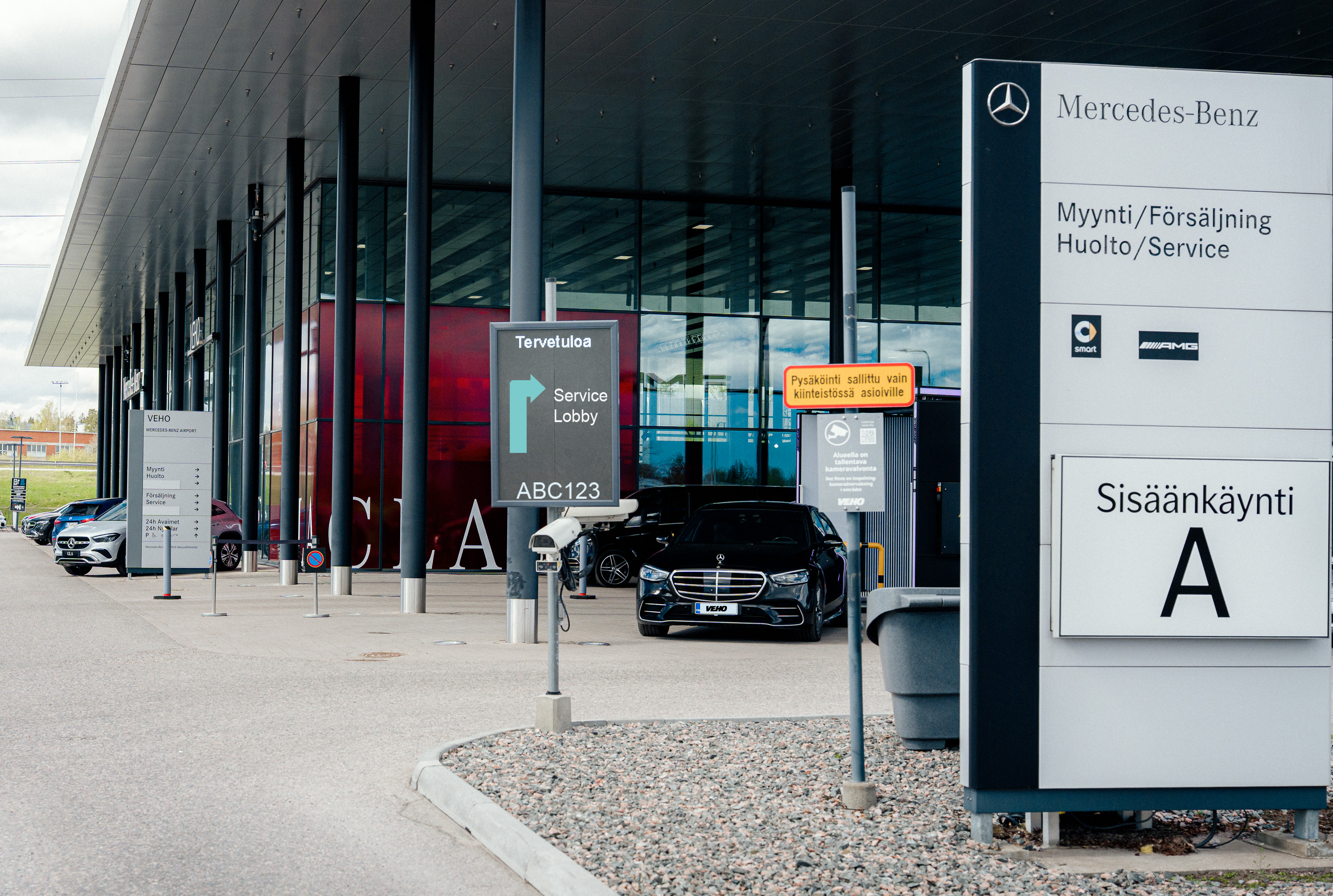 Veho Airportin pihan sisäänajo A, jossa näyttötaulu.