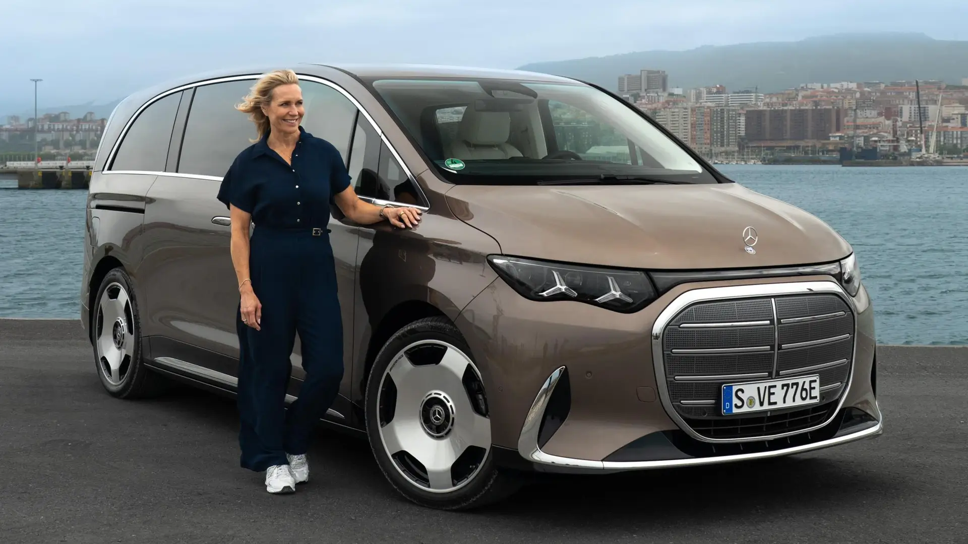 Mervi Kallio Mercedes-Benz VLE:n vieressä Bilbaossa