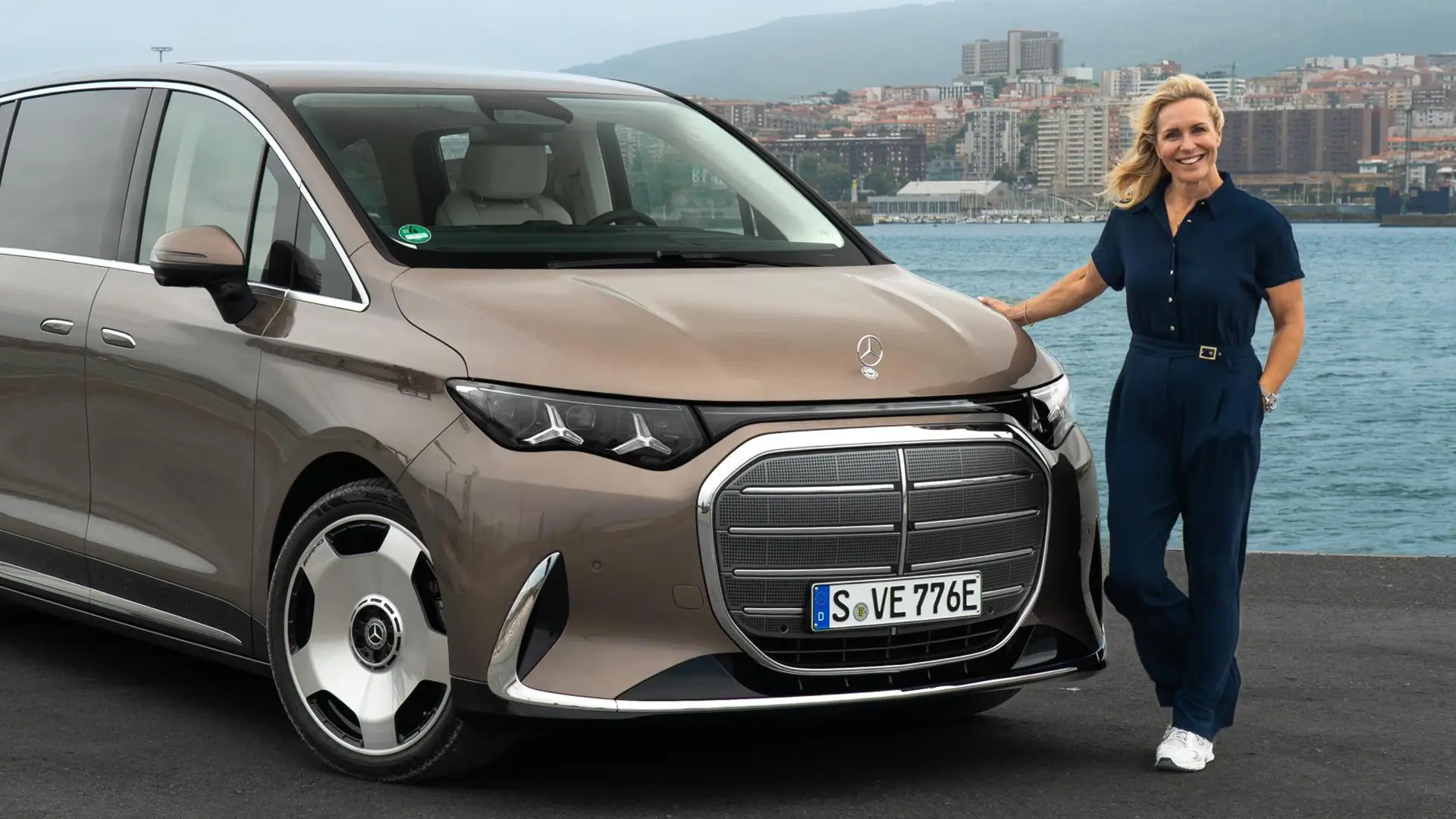 Mervi Kallio Mercedes-Benz VLE:n vieressä Bilbaossa