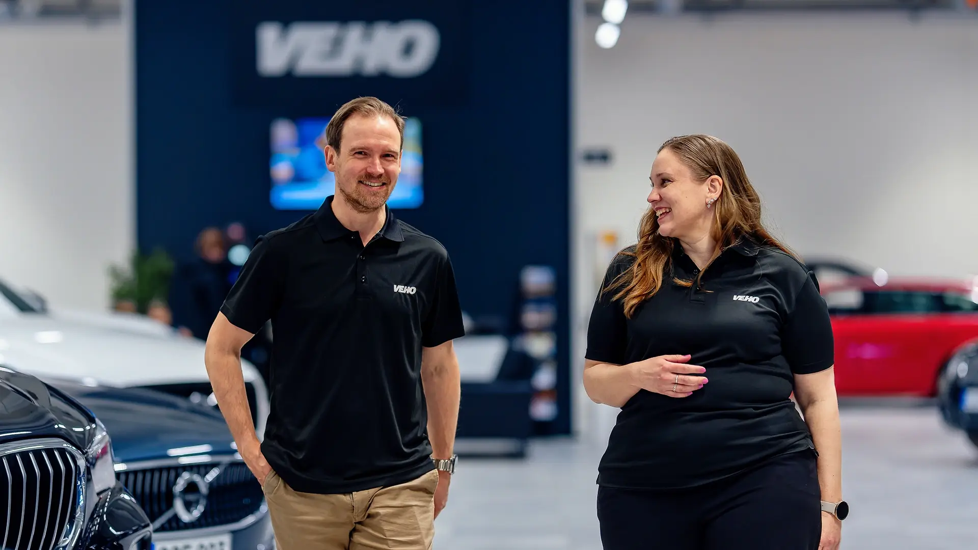 Man and woman discussing together in Veho store.