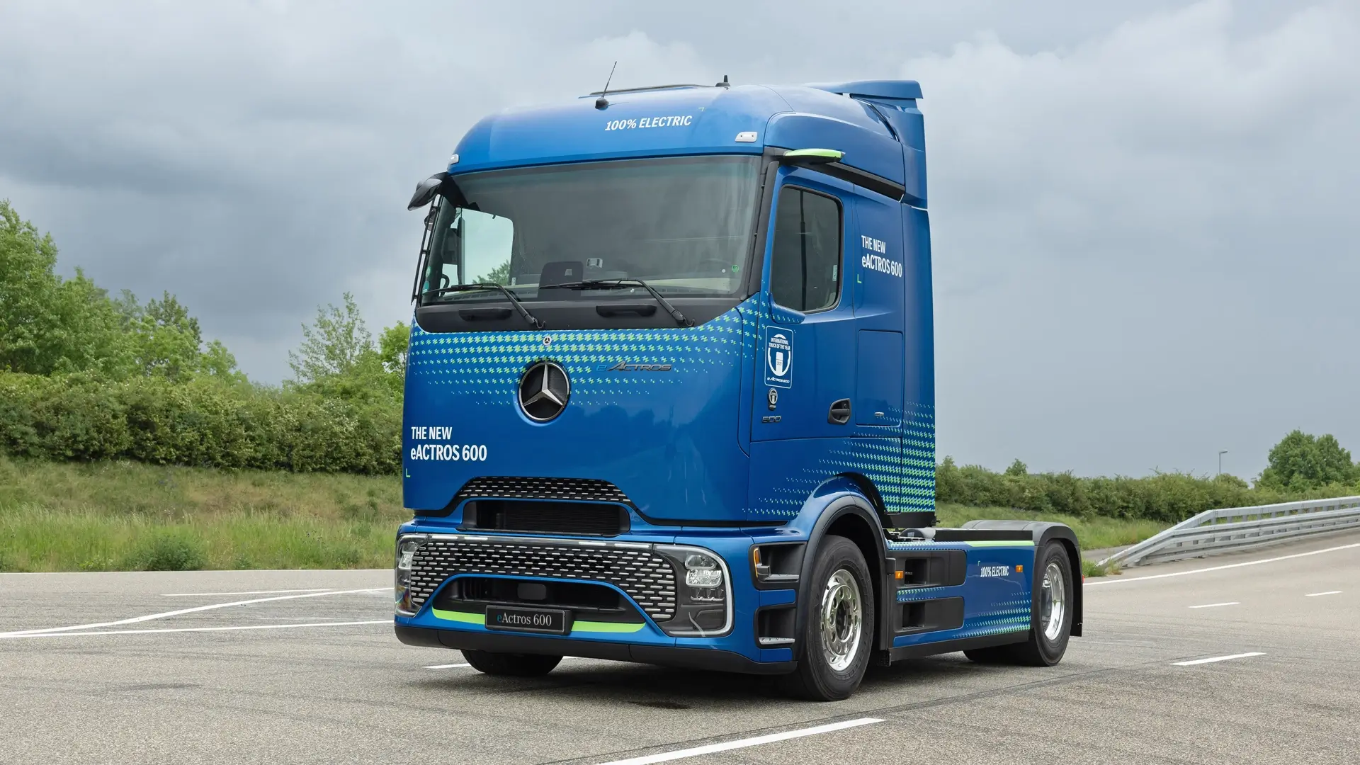 Mercedes-Benz eActros 600 ajaa tiellä