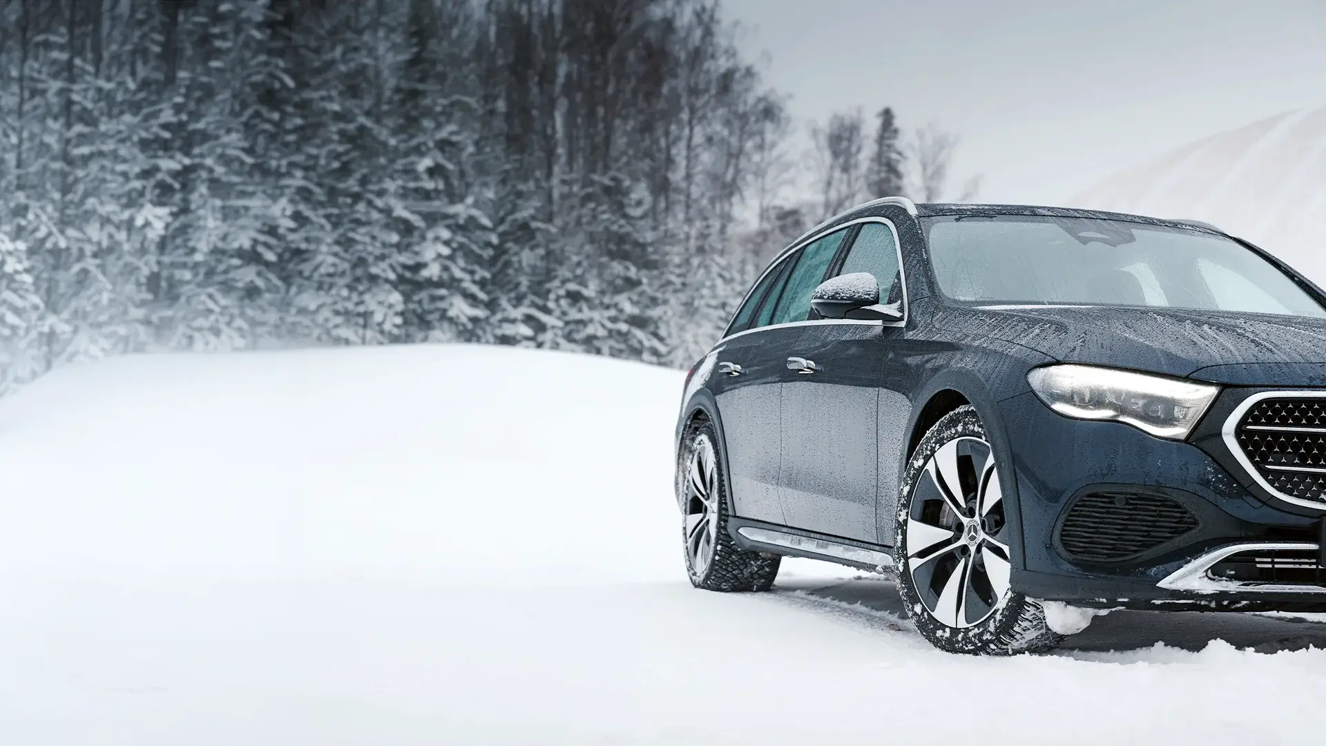 Mercedes-Benz E-sarjan All-Terrain talvimaisemassa.