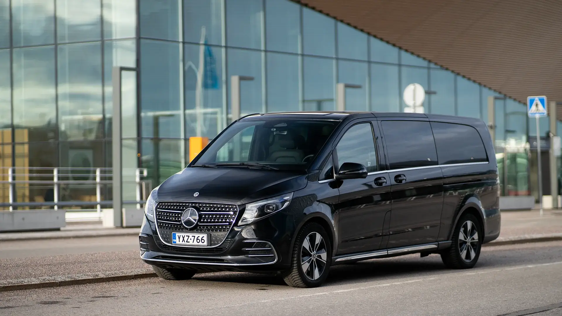 Mercedes-Benz-tila-auto parkissa Helsinki-Vantaan lentokentällä.